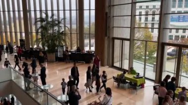 Budapeşte, Macaristan 'daki Modern Sanat Sarayı' nın ziyaretçileri, Mart 2023 dolaylarında