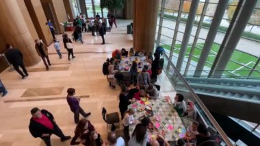 Budapeşte, Macaristan 'daki Modern Sanat Sarayı' nın ziyaretçileri, Mart 2023 dolaylarında