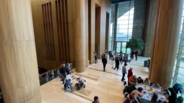 Budapeşte, Macaristan 'daki Modern Sanat Sarayı' nın ziyaretçileri, Mart 2023 dolaylarında