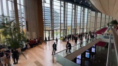 Budapeşte, Macaristan 'daki Modern Sanat Sarayı' nın ziyaretçileri, Mart 2023 dolaylarında