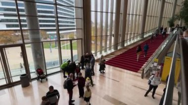 Budapeşte, Macaristan 'daki Modern Sanat Sarayı' nın ziyaretçileri, Mart 2023 dolaylarında