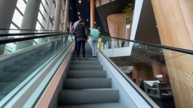 Budapeşte, Macaristan 'daki Modern Sanat Sarayı' nın ziyaretçileri, Mart 2023 dolaylarında