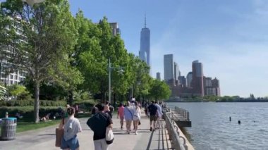 Manhattan, New York, ABD 'deki Tribeca mahallesindeki Hudson Nehri' nde kimliği belirsiz kişiler, 14 Mayıs 2023, arka planda bir Dünya Ticaret Merkezi