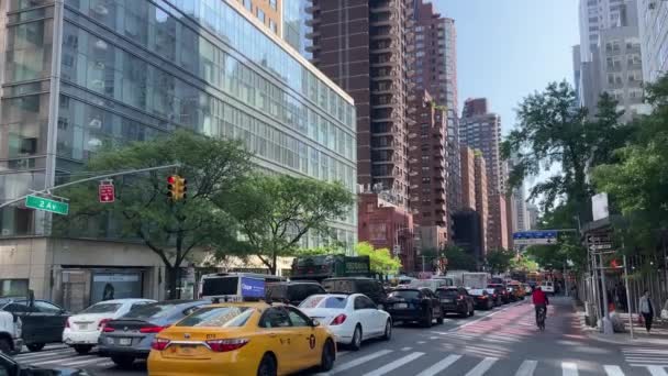 Ongeïdentificeerde Personen Straatverkeer Het Kruispunt Van East 66Th Street New — Stockvideo