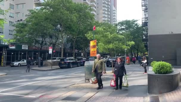Pessoas Não Identificadas Trânsito Rua Cruzamento Rua Leste Nova Iorque — Vídeo de Stock