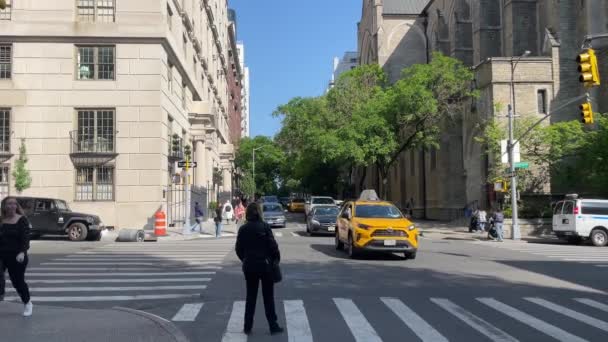 纽约东66街交叉口的身份不明人员和街道交通 — 图库视频影像