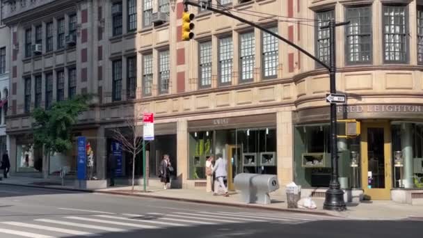 Personas Identificadas Tráfico Intersección Calle Este Nueva York — Vídeo de stock