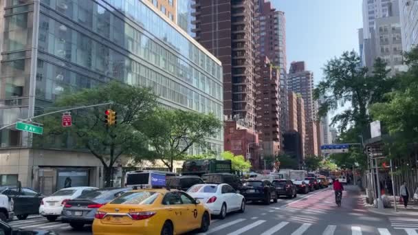 Personas Identificadas Tráfico Intersección Calle Este Nueva York — Vídeos de Stock