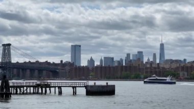 Brooklyn Rıhtımı ve Manhattan Skyline