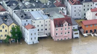 PASSAU - 5 Haziran 2024: Haziran 2024 'teki büyük sel felaketinde tarihi Passau kasabasının havadan görünüşü, Almanya' nın Bavyera kenti            