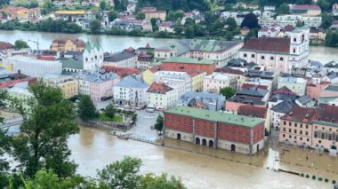 PASSAU - 5 Haziran 2024: Haziran 2024 'teki büyük sel felaketinde tarihi Passau kasabasının havadan görünüşü, Almanya' nın Bavyera kenti            