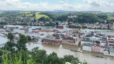 PASSAU - 5 Haziran 2024: Haziran 2024 'teki büyük sel felaketinde tarihi Passau kasabasının havadan görünüşü, Almanya' nın Bavyera kenti            