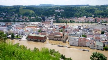 PASSAU - 5 Haziran 2024: Haziran 2024 'teki büyük sel felaketinde tarihi Passau kasabasının havadan görünüşü, Almanya' nın Bavyera kenti            