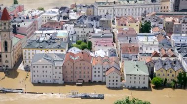 PASSAU - 5 Haziran 2024: Haziran 2024 'teki büyük sel felaketinde tarihi Passau kasabasının havadan görünüşü, Almanya' nın Bavyera kenti            