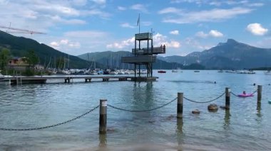 Mondsee, Yukarı Avusturya, 25 Haziran 2024: Ziyaretçiler, Mondsee kasabasındaki popüler bir göl kenti olan Alpenseebad Mondsee 'de güneşli bir yaz gününün tadını çıkarıyorlar