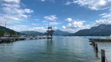 Mondsee, Yukarı Avusturya, 25 Haziran 2024: Ziyaretçiler, Mondsee kasabasındaki popüler bir göl kenti olan Alpenseebad Mondsee 'de güneşli bir yaz gününün tadını çıkarıyorlar