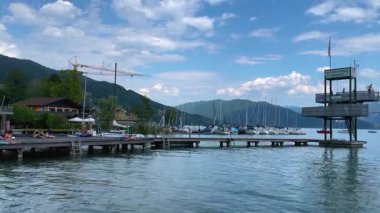 Mondsee, Yukarı Avusturya, 25 Haziran 2024: Ziyaretçiler, Mondsee kasabasındaki popüler bir göl kenti olan Alpenseebad Mondsee 'de güneşli bir yaz gününün tadını çıkarıyorlar