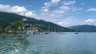 Mondsee, Yukarı Avusturya, 25 Haziran 2024: Ziyaretçiler, Mondsee kasabasındaki popüler bir göl kenti olan Alpenseebad Mondsee 'de güneşli bir yaz gününün tadını çıkarıyorlar