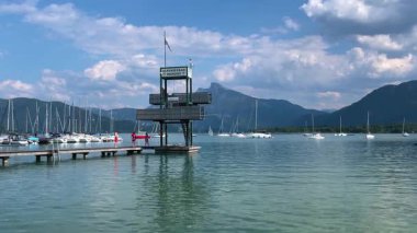 Mondsee, Yukarı Avusturya, 25 Haziran 2024: Ziyaretçiler, Mondsee kasabasındaki popüler bir göl kenti olan Alpenseebad Mondsee 'de güneşli bir yaz gününün tadını çıkarıyorlar