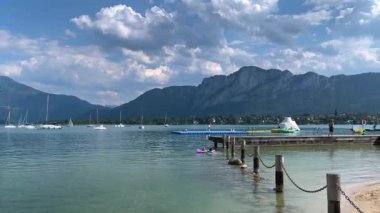 Mondsee, Yukarı Avusturya, 25 Haziran 2024: Ziyaretçiler, Mondsee kasabasındaki popüler bir göl kenti olan Alpenseebad Mondsee 'de güneşli bir yaz gününün tadını çıkarıyorlar