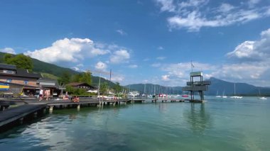 Mondsee, Yukarı Avusturya, 25 Haziran 2024: Ziyaretçiler, Mondsee kasabasındaki popüler bir göl kenti olan Alpenseebad Mondsee 'de güneşli bir yaz gününün tadını çıkarıyorlar