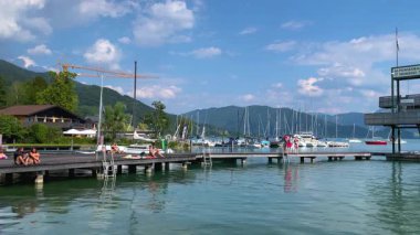 Mondsee, Yukarı Avusturya, 25 Haziran 2024: Ziyaretçiler, Mondsee kasabasındaki popüler bir göl kenti olan Alpenseebad Mondsee 'de güneşli bir yaz gününün tadını çıkarıyorlar