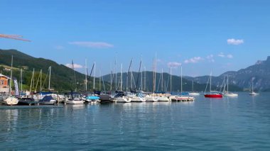 Mondsee, Yukarı Avusturya, 25 Haziran 2024: Ziyaretçiler, Mondsee kasabasındaki popüler bir göl kenti olan Alpenseebad Mondsee 'de güneşli bir yaz gününün tadını çıkarıyorlar