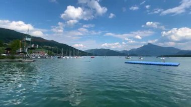 Mondsee, Yukarı Avusturya, 25 Haziran 2024: Ziyaretçiler, Mondsee kasabasındaki popüler bir göl kenti olan Alpenseebad Mondsee 'de güneşli bir yaz gününün tadını çıkarıyorlar