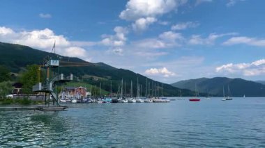 Mondsee, Yukarı Avusturya, 25 Haziran 2024: Ziyaretçiler, Mondsee kasabasındaki popüler bir göl kenti olan Alpenseebad Mondsee 'de güneşli bir yaz gününün tadını çıkarıyorlar