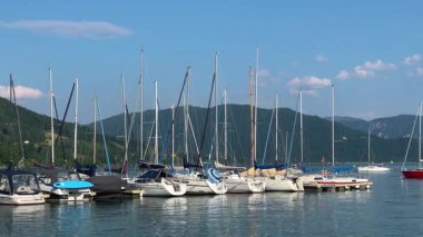 Mondsee, Yukarı Avusturya, 25 Haziran 2024: Ziyaretçiler, Mondsee kasabasındaki popüler bir göl kenti olan Alpenseebad Mondsee 'de güneşli bir yaz gününün tadını çıkarıyorlar