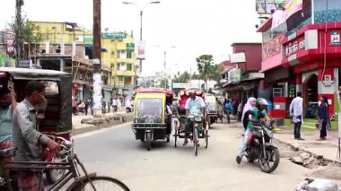 Bangladeş 'in önde gelen şehirlerinden biri olan Payra Chattar, Rangpur' daki kimliği belirsiz insanlar ve sokak trafiği, yaklaşık Eylül 2021 'de