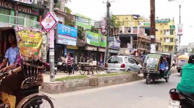 Bangladeş 'in önde gelen şehirlerinden biri olan Payra Chattar, Rangpur' daki kimliği belirsiz insanlar ve sokak trafiği, yaklaşık Eylül 2021 'de