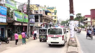 Bangladeş 'in önde gelen şehirlerinden biri olan Payra Chattar, Rangpur' daki kimliği belirsiz insanlar ve sokak trafiği, yaklaşık Eylül 2021 'de