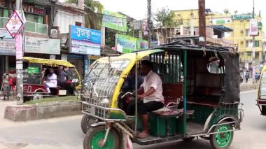 Bangladeş 'in önde gelen şehirlerinden biri olan Payra Chattar, Rangpur' daki kimliği belirsiz insanlar ve sokak trafiği, yaklaşık Eylül 2021 'de