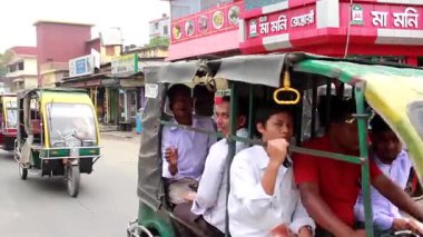 Bangladeş 'in önde gelen şehirlerinden biri olan Payra Chattar, Rangpur' daki kimliği belirsiz insanlar ve sokak trafiği, yaklaşık Eylül 2021 'de