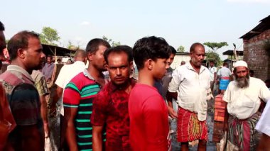 Bangladeş 'in önde gelen şehirlerinden biri olan Rangpur' daki Pouro Bazar pazarında kimliği belirsiz kişiler.