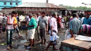 Bangladeş 'in önde gelen şehirlerinden biri olan Rangpur' daki Pouro Bazar pazarında kimliği belirsiz kişiler.