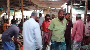 Bangladeş 'in önde gelen şehirlerinden biri olan Rangpur' daki Pouro Bazar pazarında kimliği belirsiz kişiler.