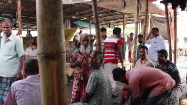 Bangladeş 'in önde gelen şehirlerinden biri olan Rangpur' daki Pouro Bazar pazarında kimliği belirsiz kişiler.