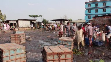 Bangladeş 'in önde gelen şehirlerinden biri olan Rangpur' daki Pouro Bazar pazarında kimliği belirsiz kişiler.