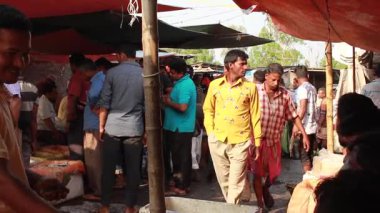 Bangladeş 'in önde gelen şehirlerinden biri olan Rangpur' daki Pouro Bazar pazarında kimliği belirsiz kişiler.