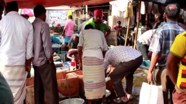 Bangladeş 'in önde gelen şehirlerinden biri olan Rangpur' daki Pouro Bazar pazarında kimliği belirsiz kişiler.