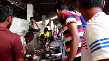 Bangladeş 'in önde gelen şehirlerinden biri olan Rangpur' daki Pouro Bazar pazarında kimliği belirsiz kişiler.