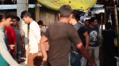 Bangladeş 'in önde gelen şehirlerinden biri olan Rangpur' daki Pouro Bazar pazarında kimliği belirsiz kişiler.