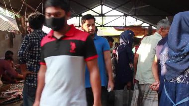 Bangladeş 'in önde gelen şehirlerinden biri olan Rangpur' daki Pouro Bazar pazarında kimliği belirsiz kişiler.