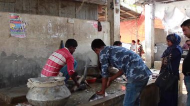 Bangladeş 'in önde gelen şehirlerinden biri olan Rangpur' daki Pouro Bazar pazarında kimliği belirsiz kişiler.