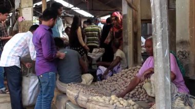 Bangladeş 'in önde gelen şehirlerinden biri olan Rangpur' daki Pouro Bazar pazarında kimliği belirsiz kişiler.