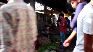 Bangladeş 'in önde gelen şehirlerinden biri olan Rangpur' daki Pouro Bazar pazarında kimliği belirsiz kişiler.