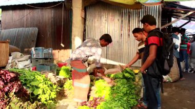 Bangladeş 'in önde gelen şehirlerinden biri olan Rangpur' daki Pouro Bazar pazarında kimliği belirsiz kişiler.