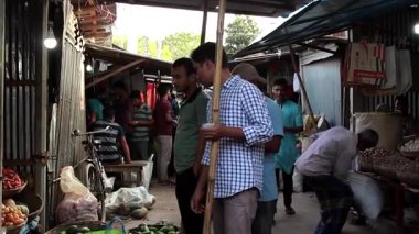 Bangladeş 'in önde gelen şehirlerinden biri olan Rangpur' daki Pouro Bazar pazarında kimliği belirsiz kişiler.